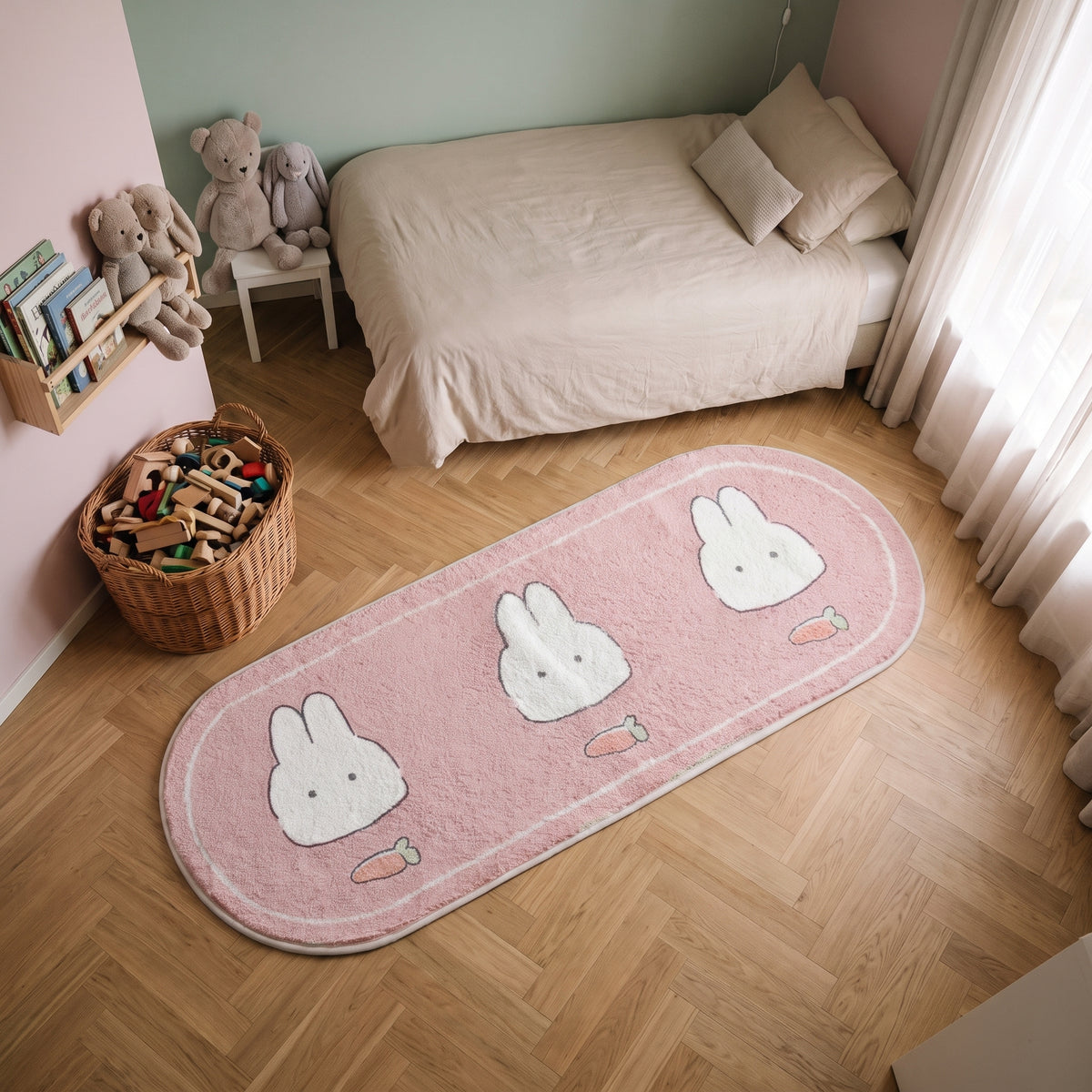 Tapis long rose à lapins vu entièrement sur le parquet