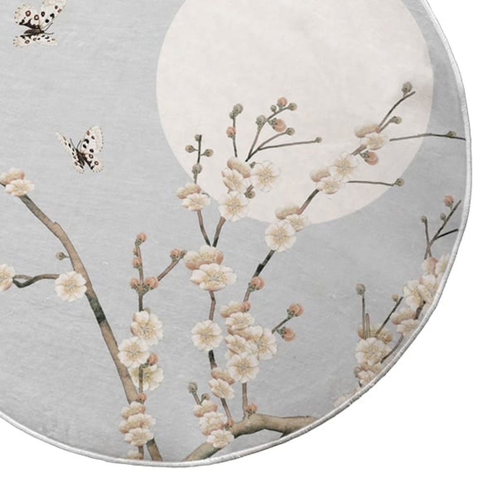 Détail du tapis gris, fleurs, papillons et disque clair