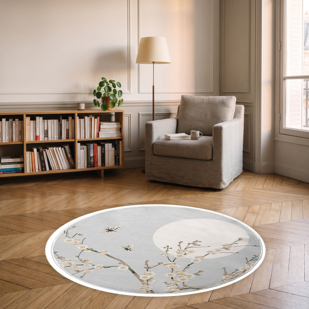 Tapis rond gris avec fleurs et papillons près d'un fauteuil
