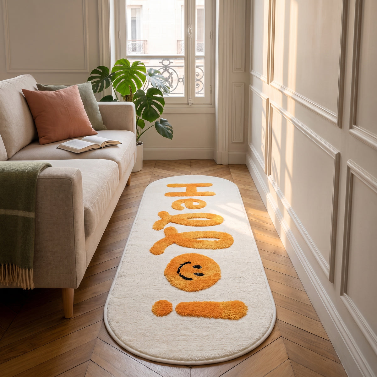 Tapis Hello posé en longueur dans le passage entre le canapé et le mur Image