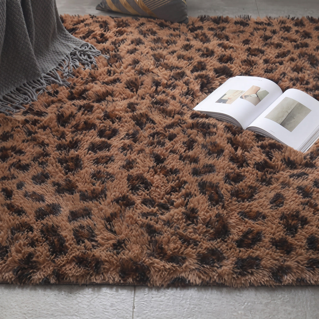 Gros plan sur les taches sombres et le fond cognac du coloris leopard chocolat
