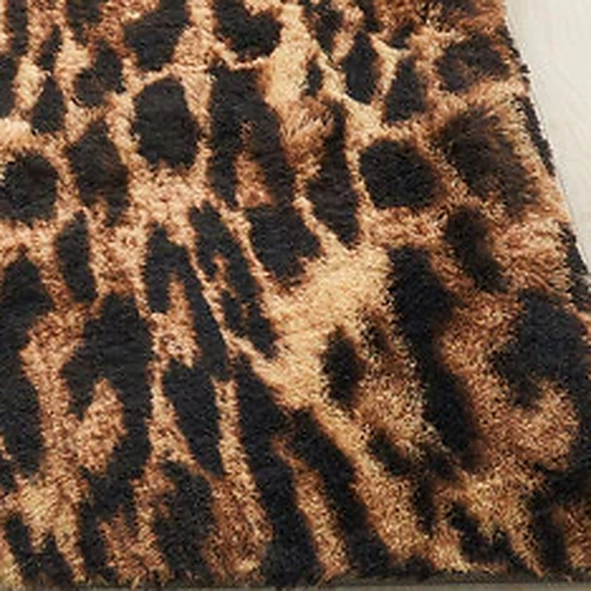 Gros plan sur les taches noires et le fond fauve du coloris leopard sable