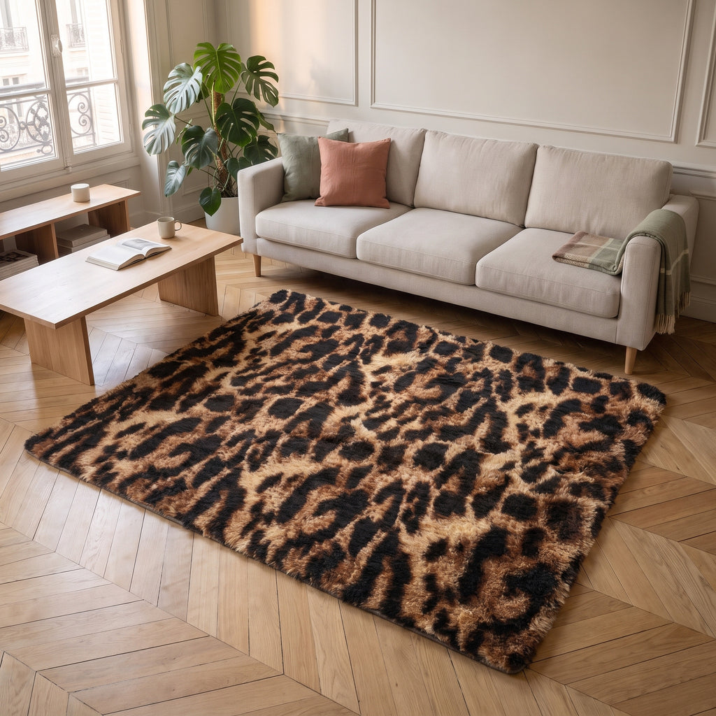 Tapis leopard sable a poils longs pose sur le parquet d'un salon clair, devant un canape ecru