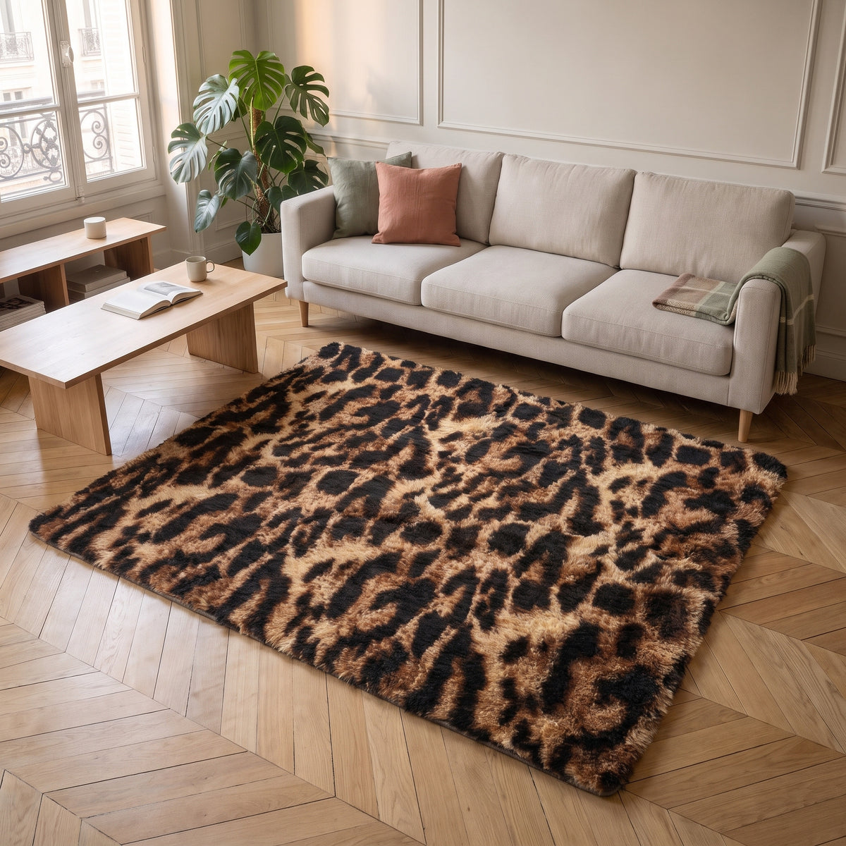 Tapis leopard sable a poils longs pose sur le parquet d'un salon clair, devant un canape ecru