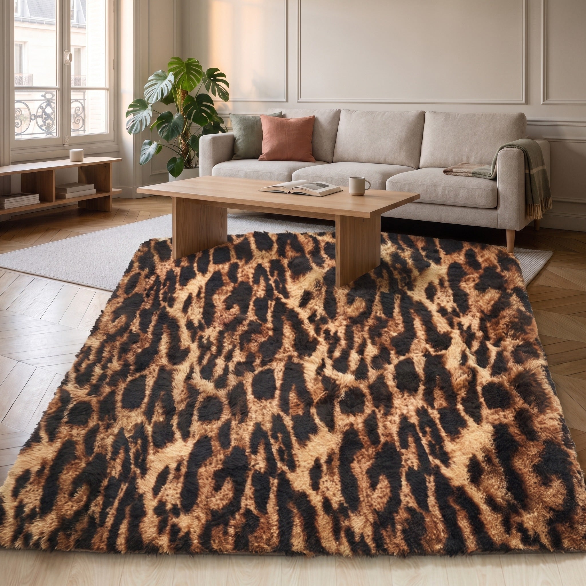Tapis leopard sable a poils longs pose au centre d'un salon clair, devant un canape ecru Image