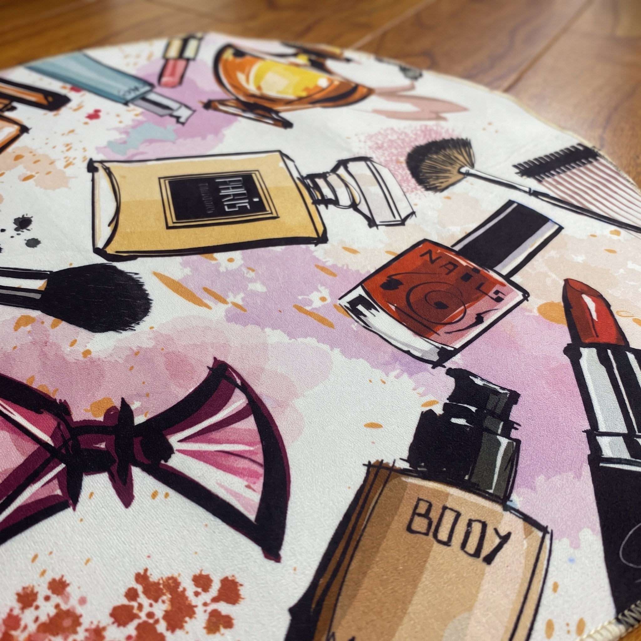 Détail du poil ras du tapis et de son imprimé à l'aquarelle en lumière rasante Image