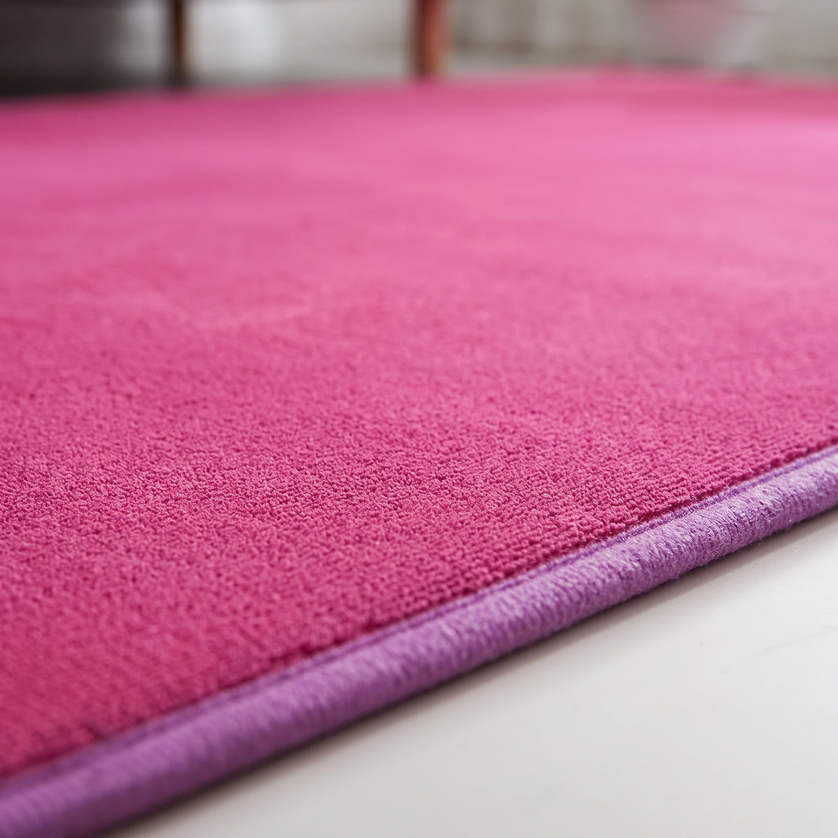 Surface rase et bord fin du tapis rose fuchsia en molleton
