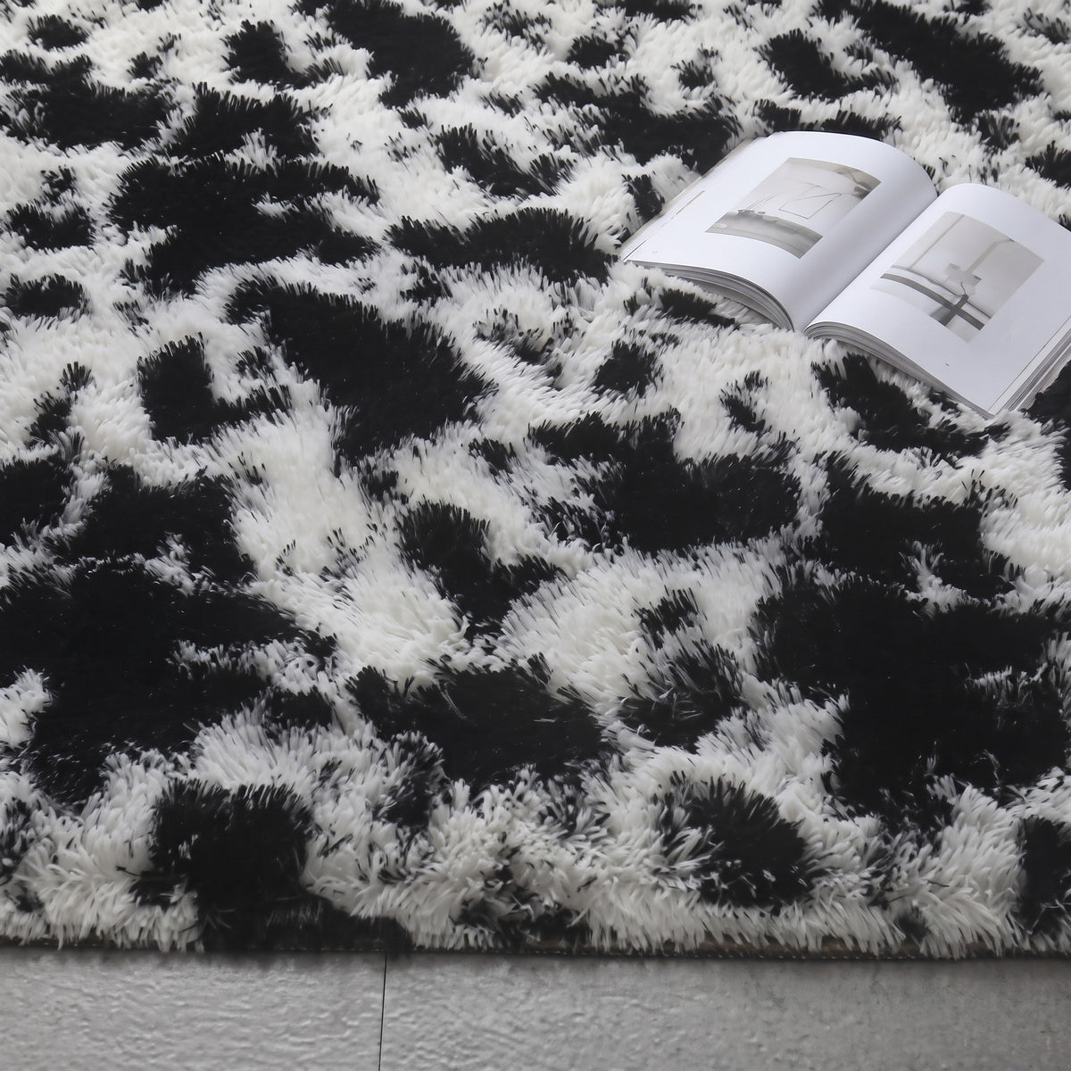 Gros plan sur les taches noires et le fond blanc casse du motif vache