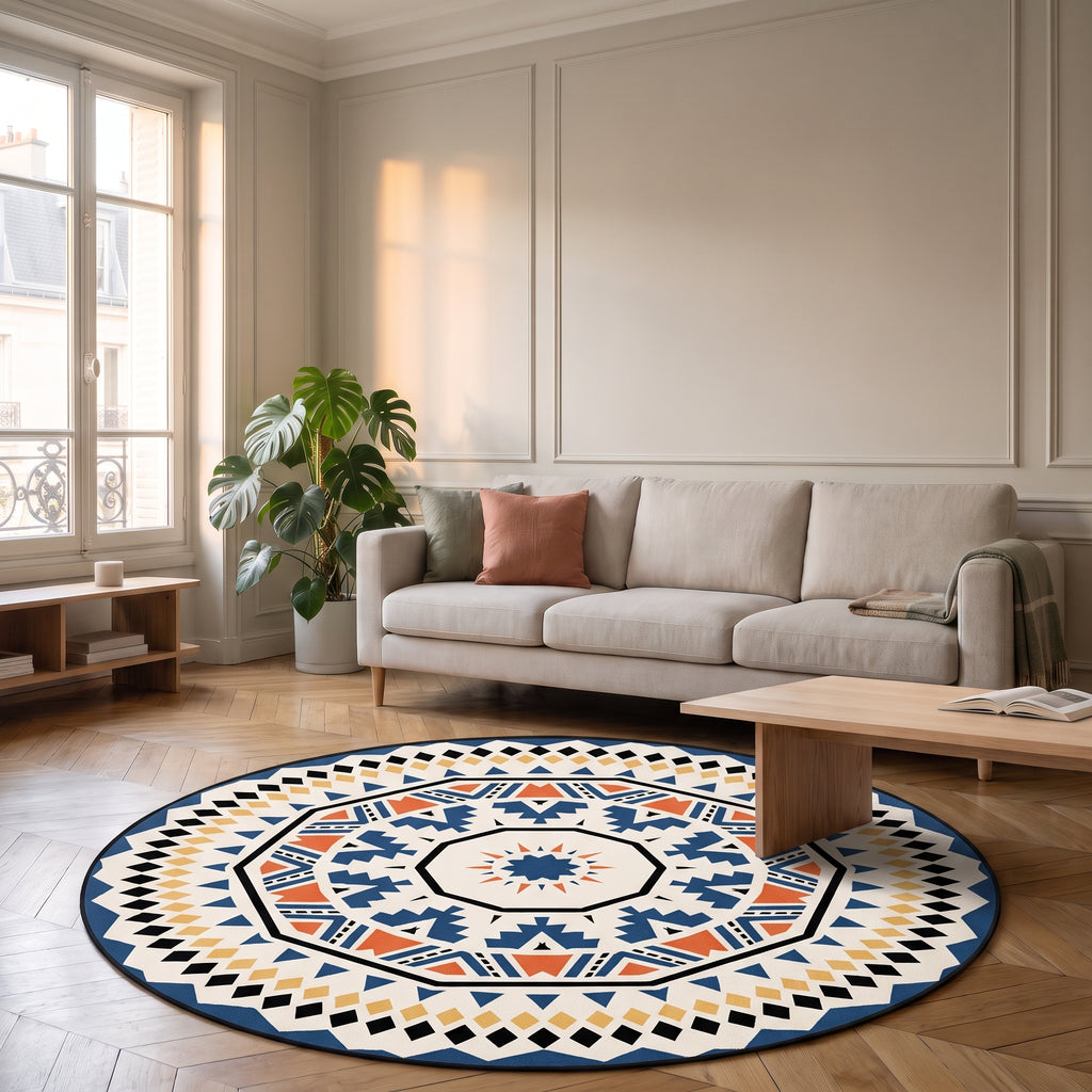 Tapis rond à motifs géométriques présenté en entier devant un canapé