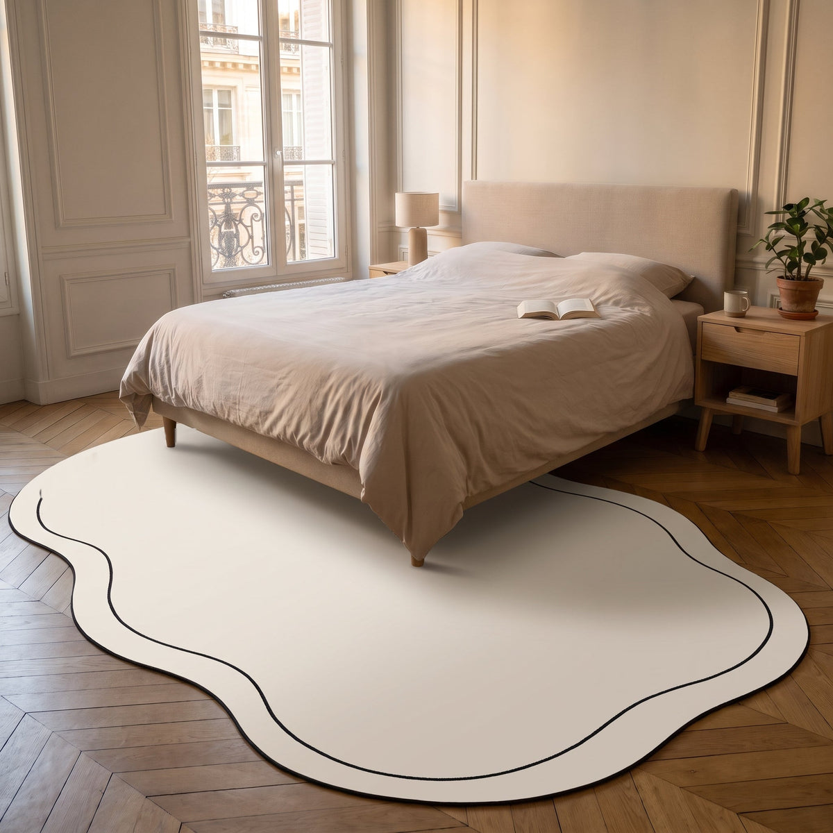 Tapis forme nuage écru posé au pied d'un lit deux places Image