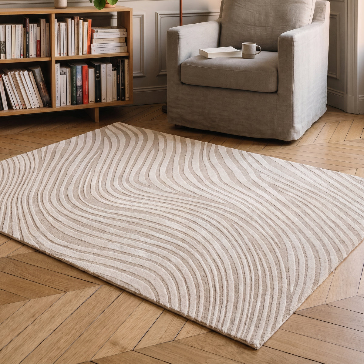 Tapis à ondes sculptées en relief, coloris sable, dans un coin lecture