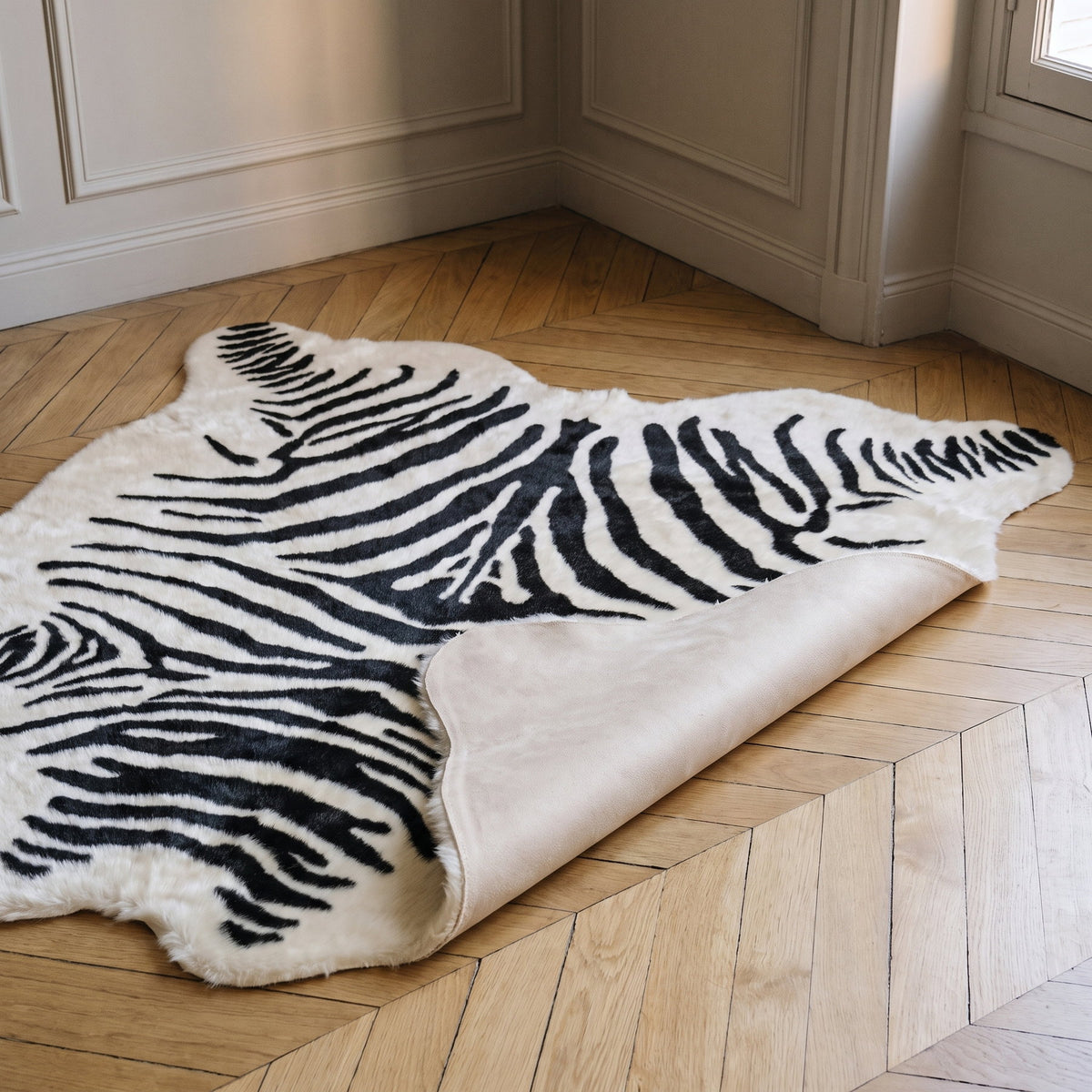 Coin du tapis peau de zèbre relevé, envers beige clair lisse Image