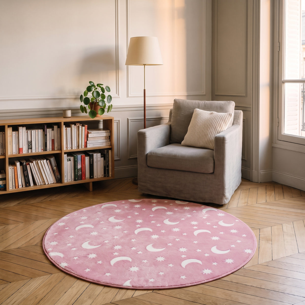 Tapis rond rose à lunes et étoiles dans un coin lecture Image