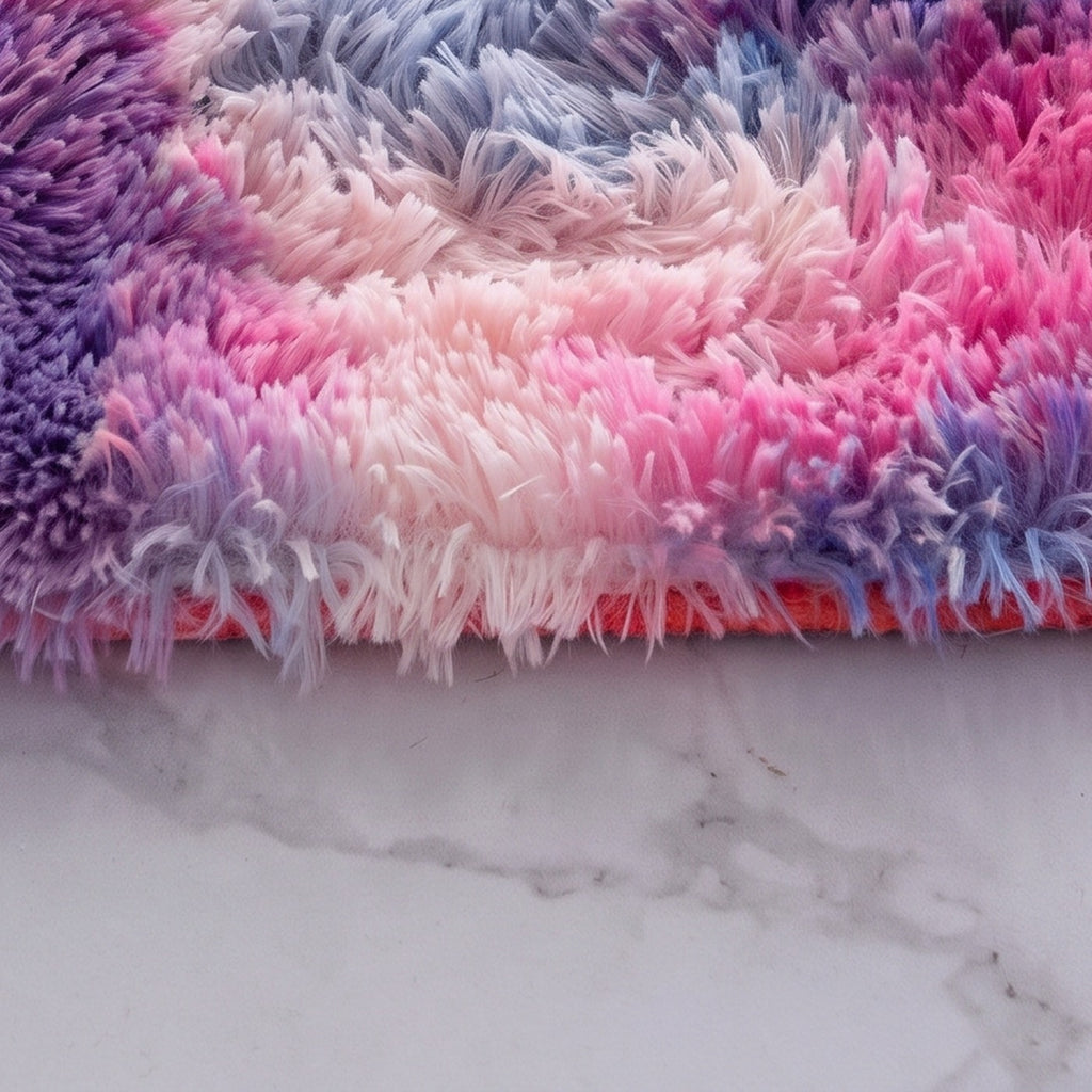 Gros plan sur la fibre d'un tapis à poils longs, coloris arc-en-ciel