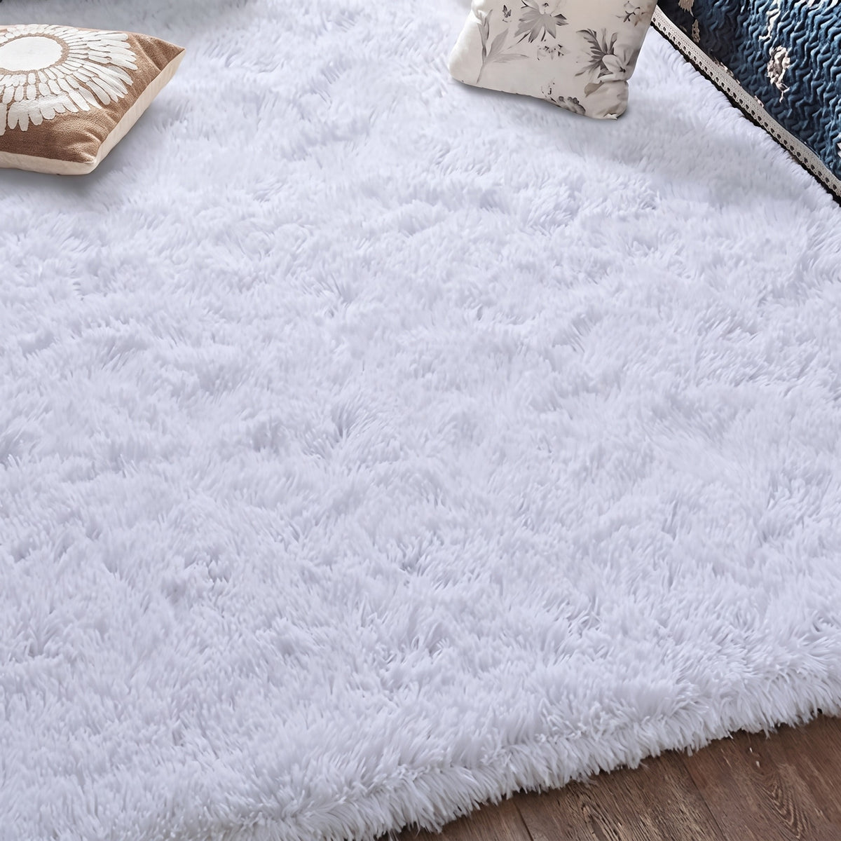 Tapis à poils longs coloris blanc, déployé au sol d'une pièce