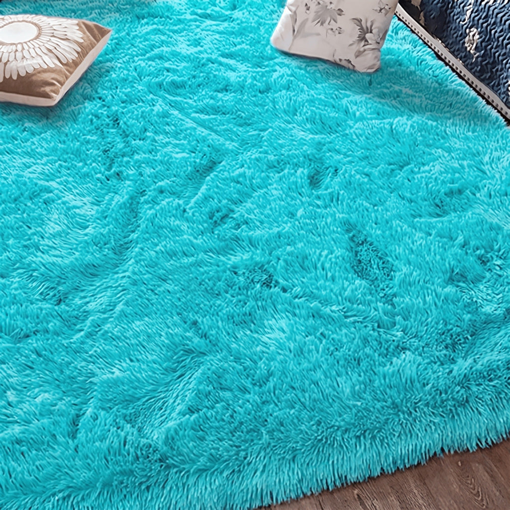Tapis à poils longs coloris bleu turquoise, déployé au sol d'une pièce