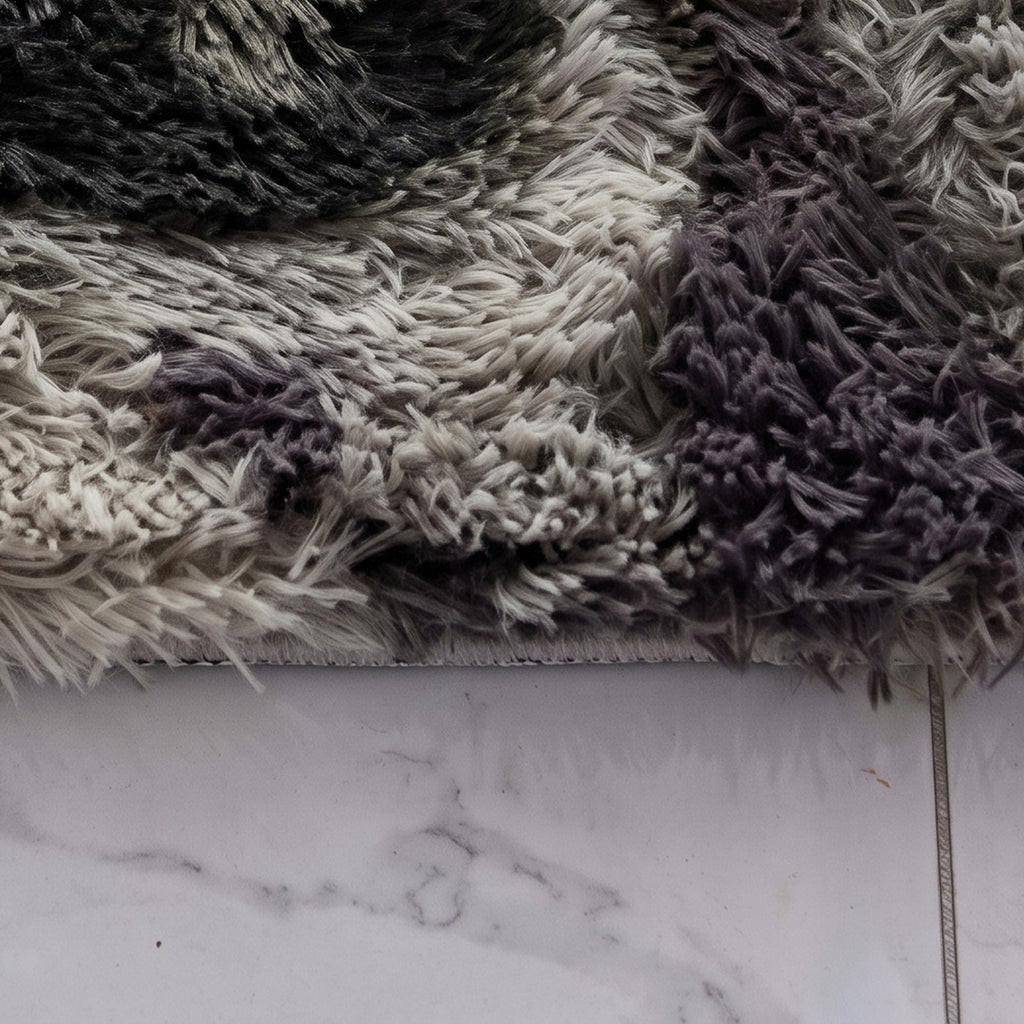 Gros plan sur la fibre d'un tapis à poils longs, coloris camouflage