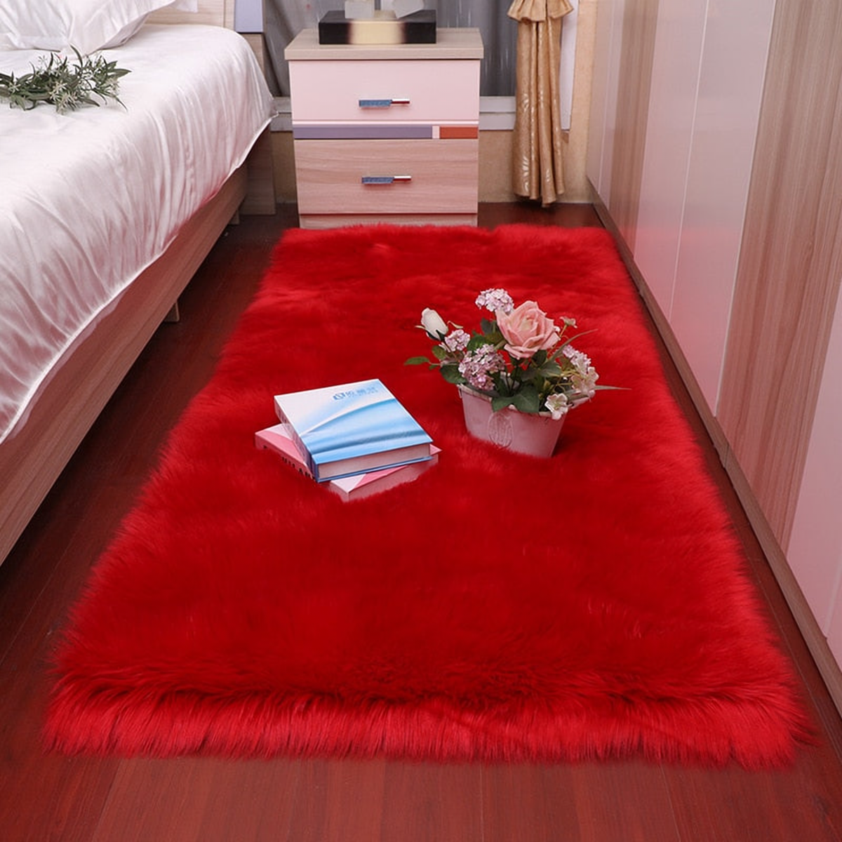 Tapis rouge à poils longs au pied du lit Image