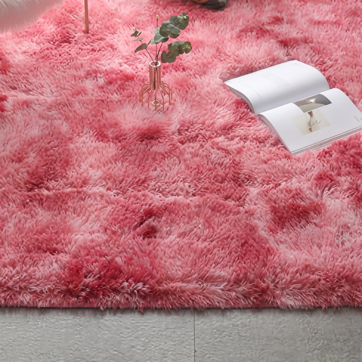 Tapis à poils longs coloris framboise chinée, déployé au sol d'une pièce