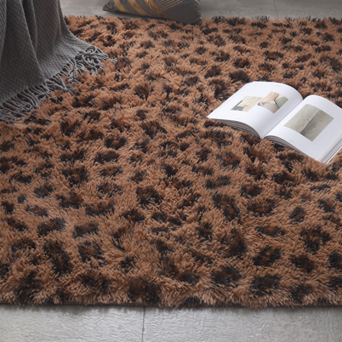 Tapis à poils longs coloris léopard chocolat, déployé au sol d'une pièce