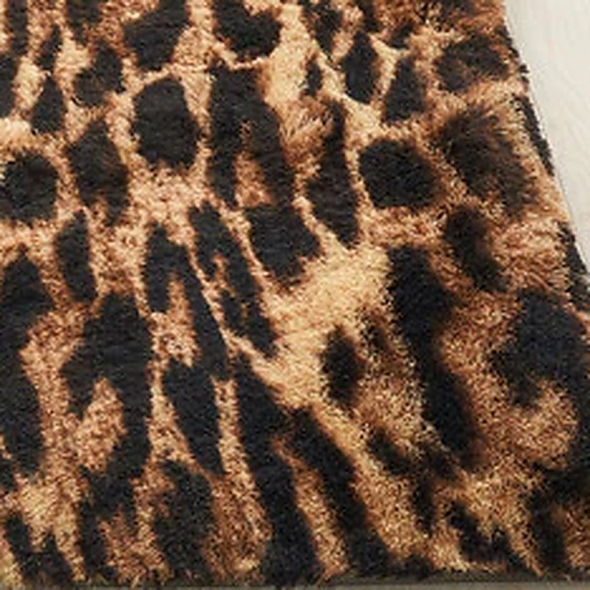 Gros plan sur la fibre d'un tapis à poils longs, coloris léopard sable