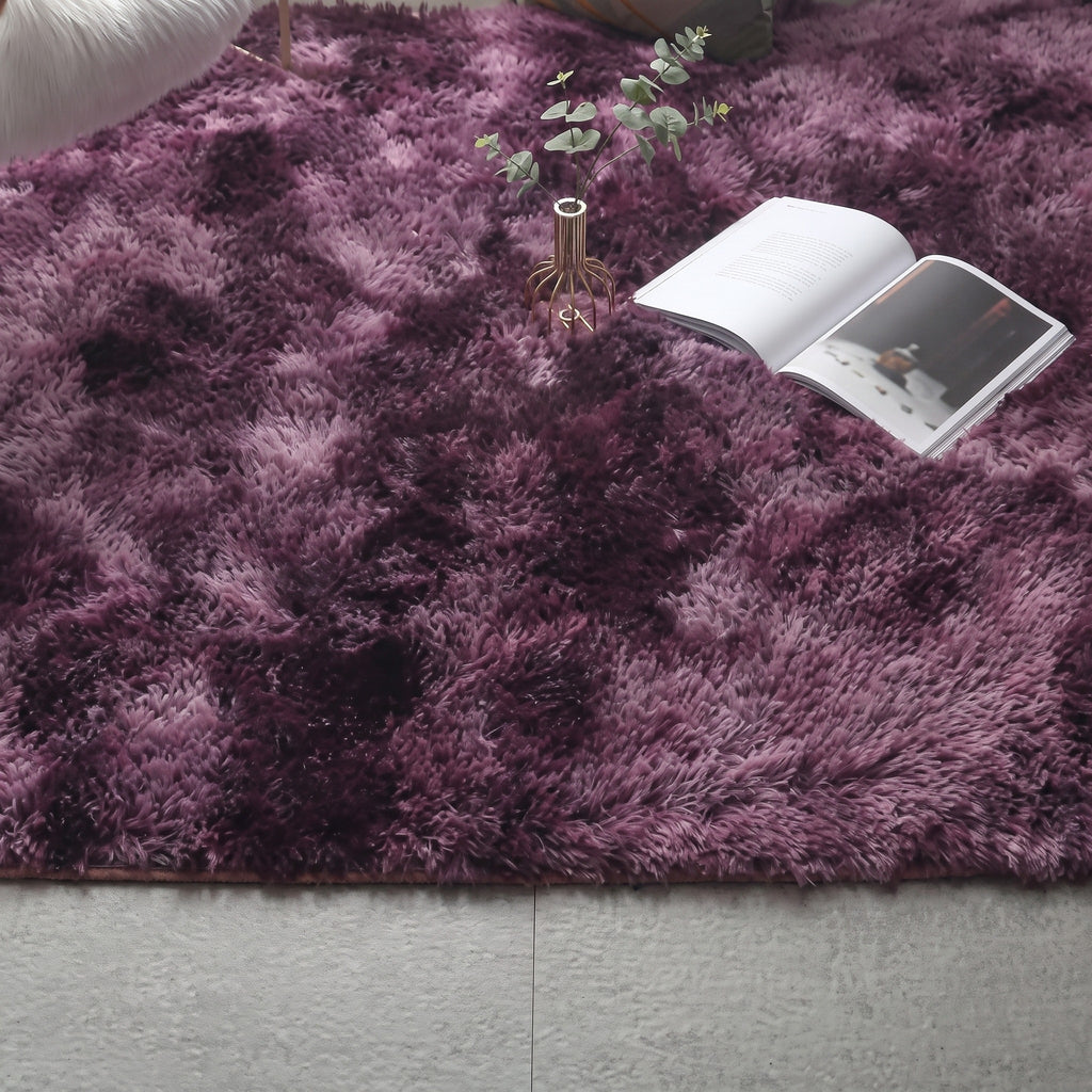 Tapis à poils longs coloris prune chinée, déployé au sol d'une pièce