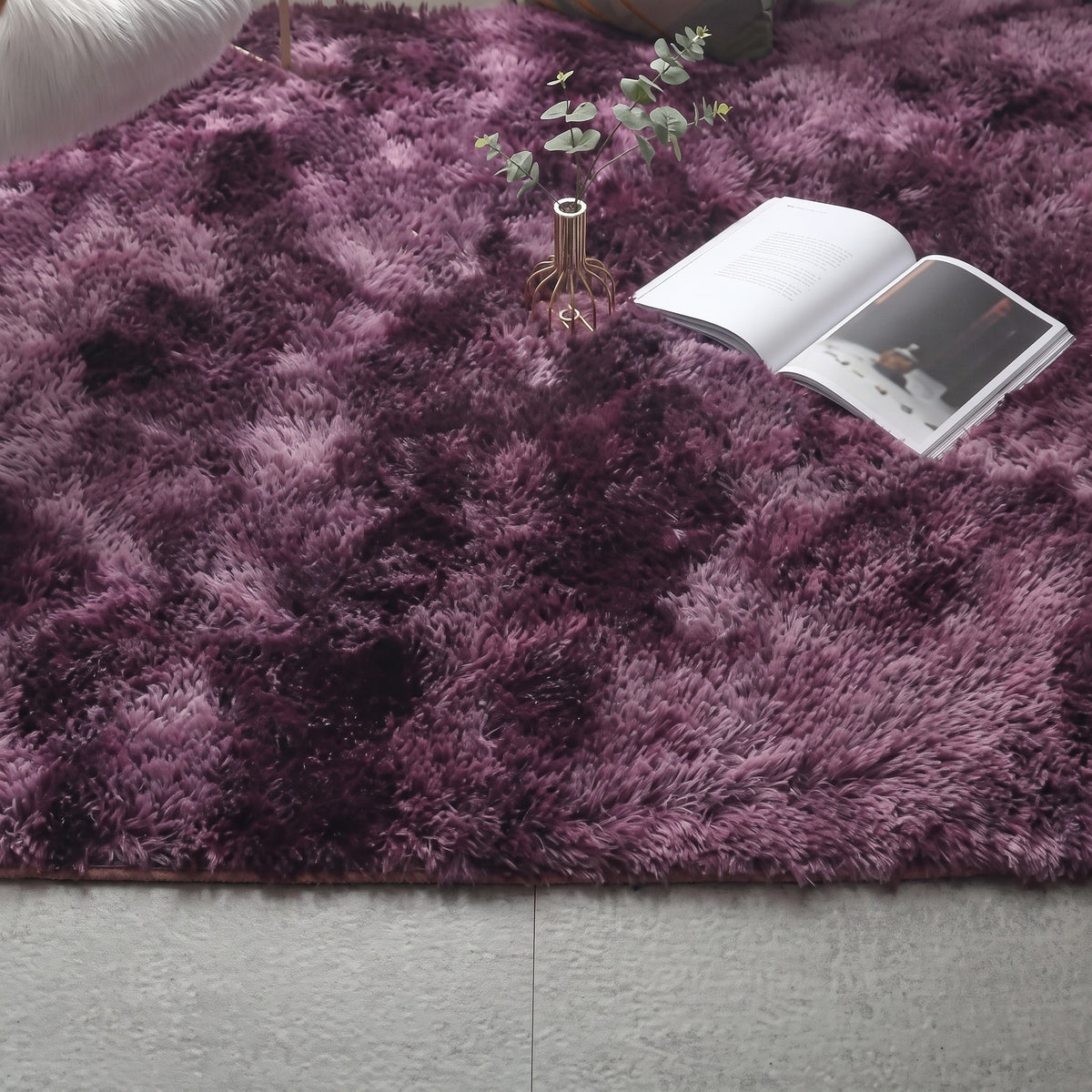Tapis à poils longs coloris prune chinée, déployé au sol d'une pièce
