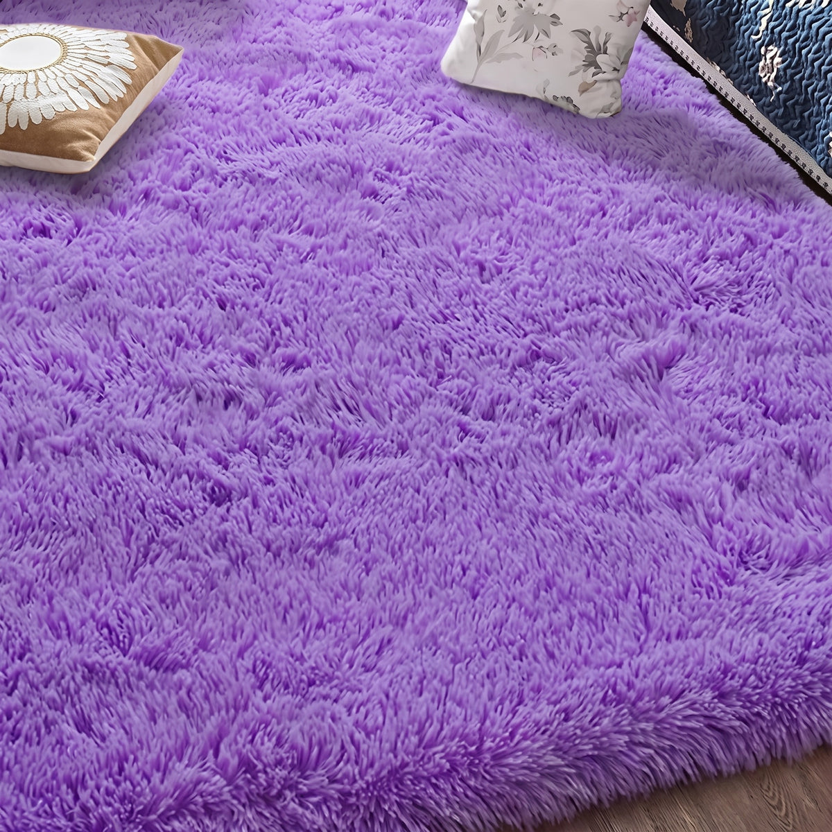 Tapis à poils longs coloris violet, déployé au sol d'une pièce