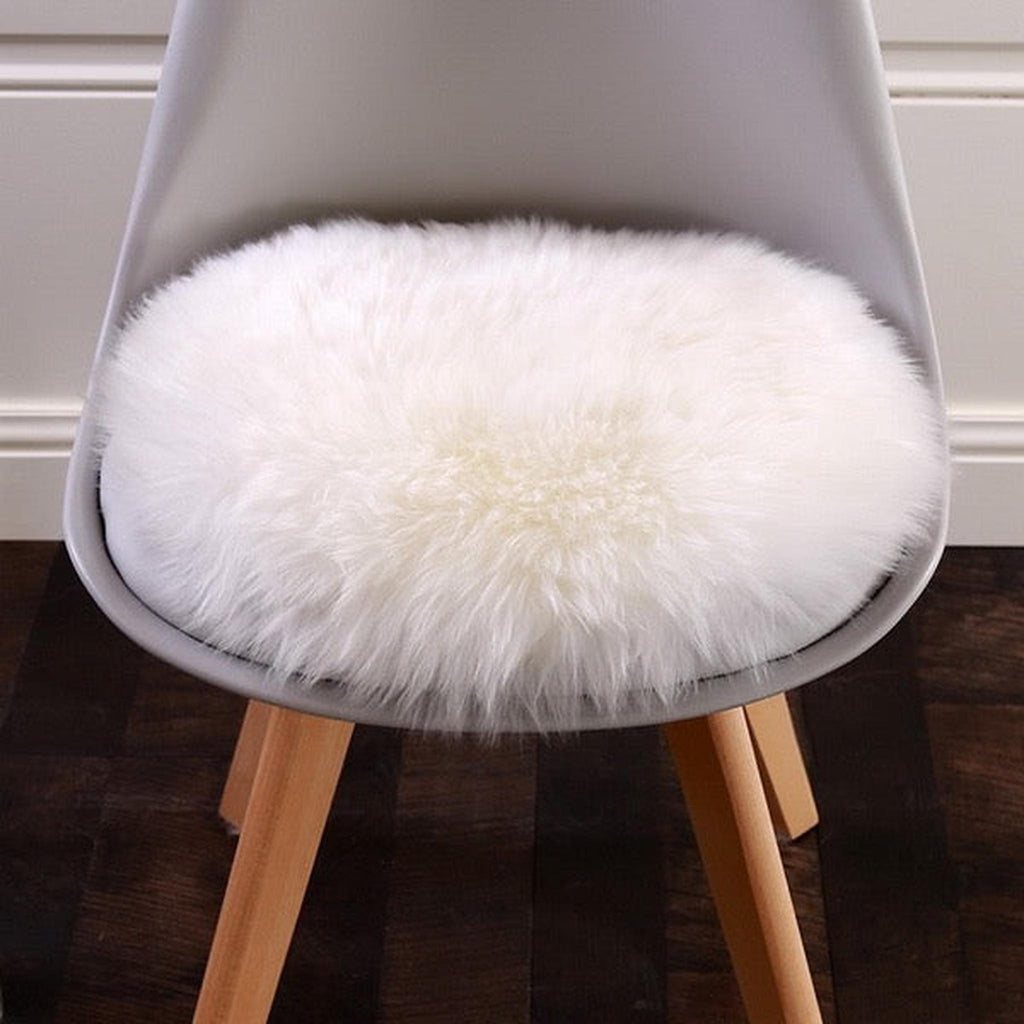 Tapis rond blanc en fausse fourrure posé sur une chaise