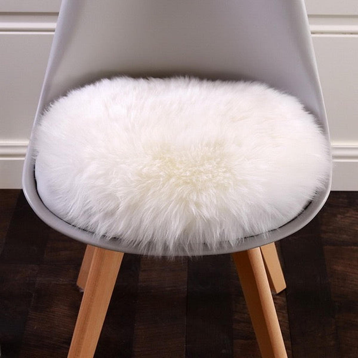 Tapis rond blanc en fausse fourrure posé sur une chaise