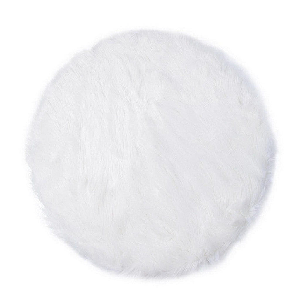 Tapis rond blanc en fausse fourrure à poil long sur fond blanc