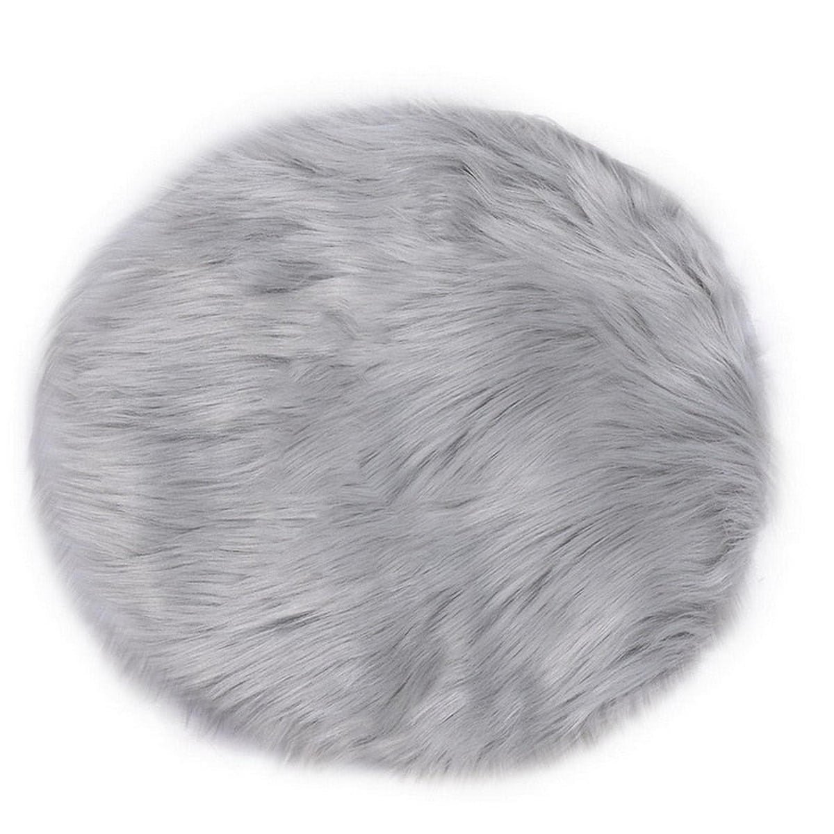 Tapis rond gris en fausse fourrure à poil long sur fond blanc