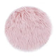 Tapis rond rose en fausse fourrure à poil long sur fond blanc