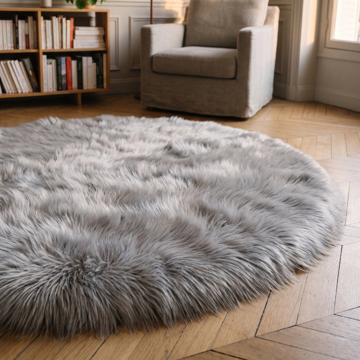 Détail du poil long du tapis rond gris posé à plat