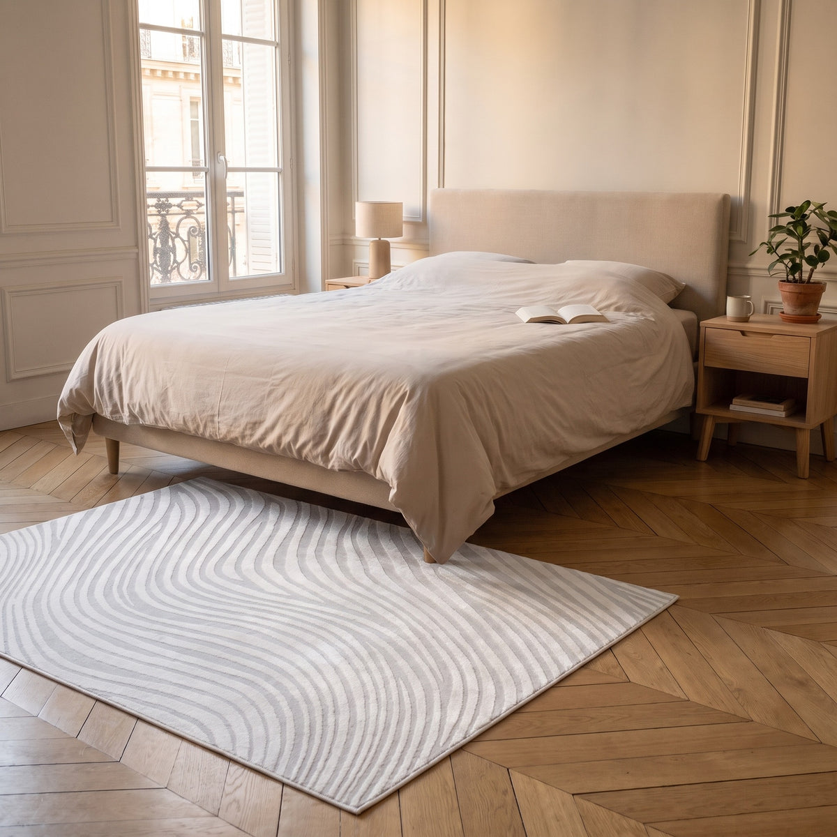 Tapis a ondes blanc craie pose au pied d'un lit double dans une chambre claire Image
