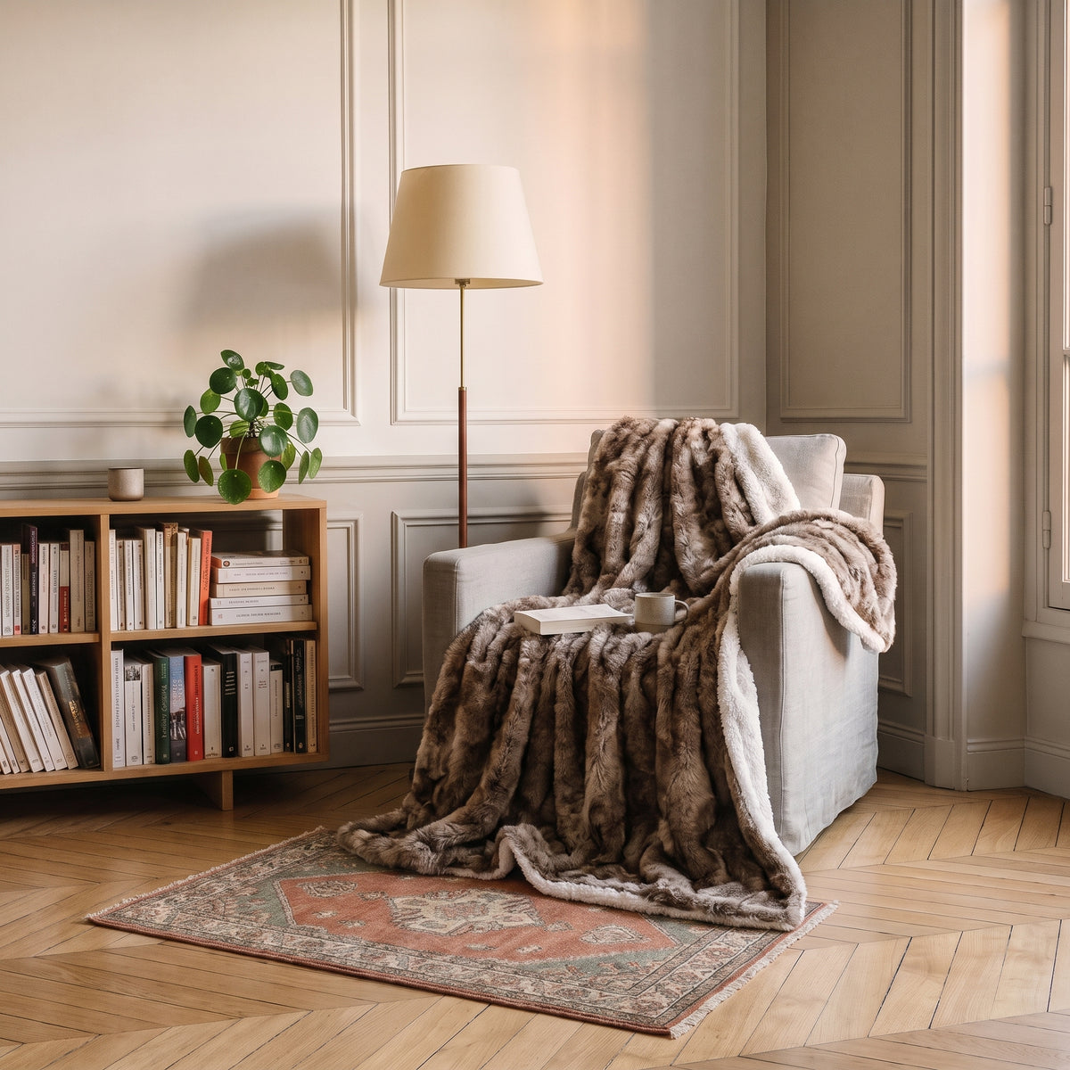 Plaid en fausse fourrure taupe jeté dans un intérieur