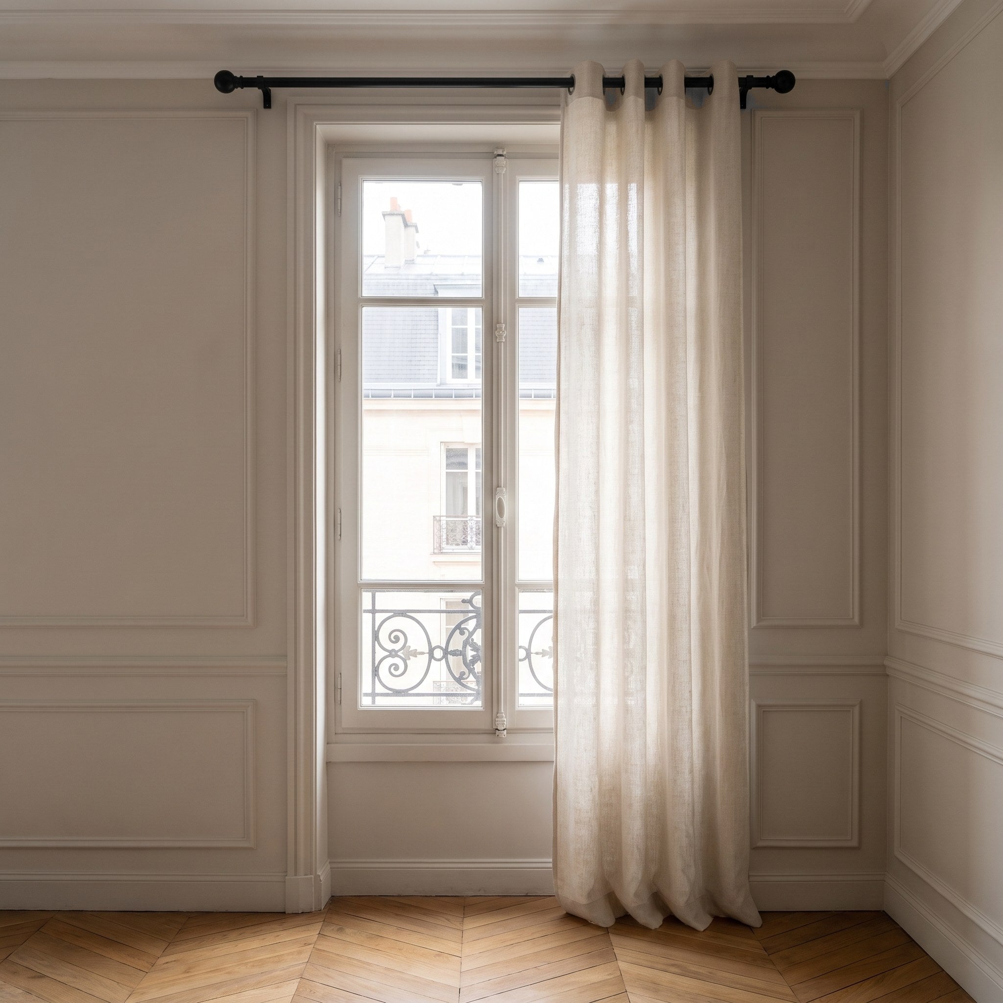 La tringle à rideau extensible réglée sur une fenêtre étroite Image