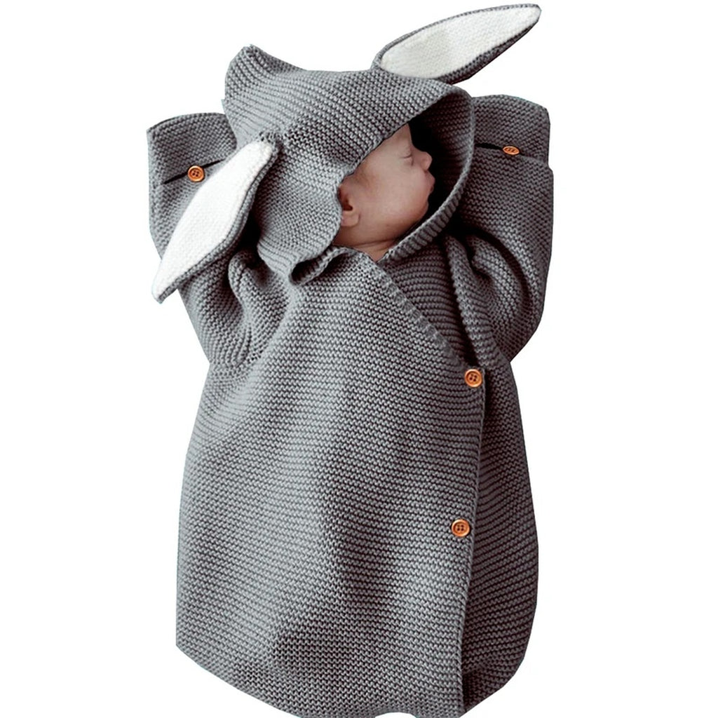 Turbulette bébé grise en tricot avec capuche à longues oreilles et boutons bois