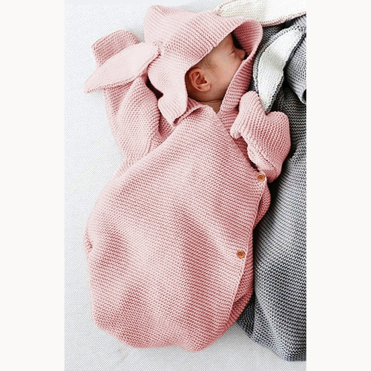 Turbulette bébé rose en tricot avec capuche à longues oreilles et boutons bois