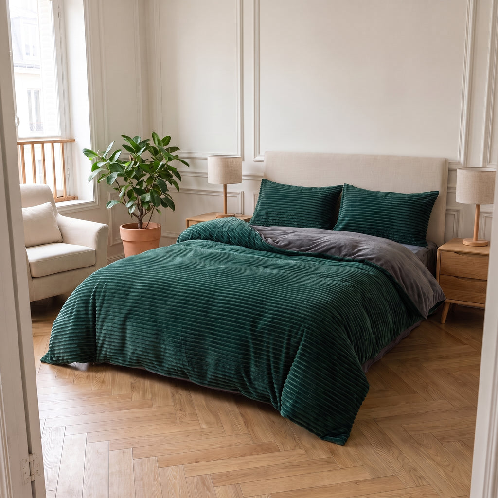 Vue complète du lit et de la retombée de la parure verte côtelée dans la chambre