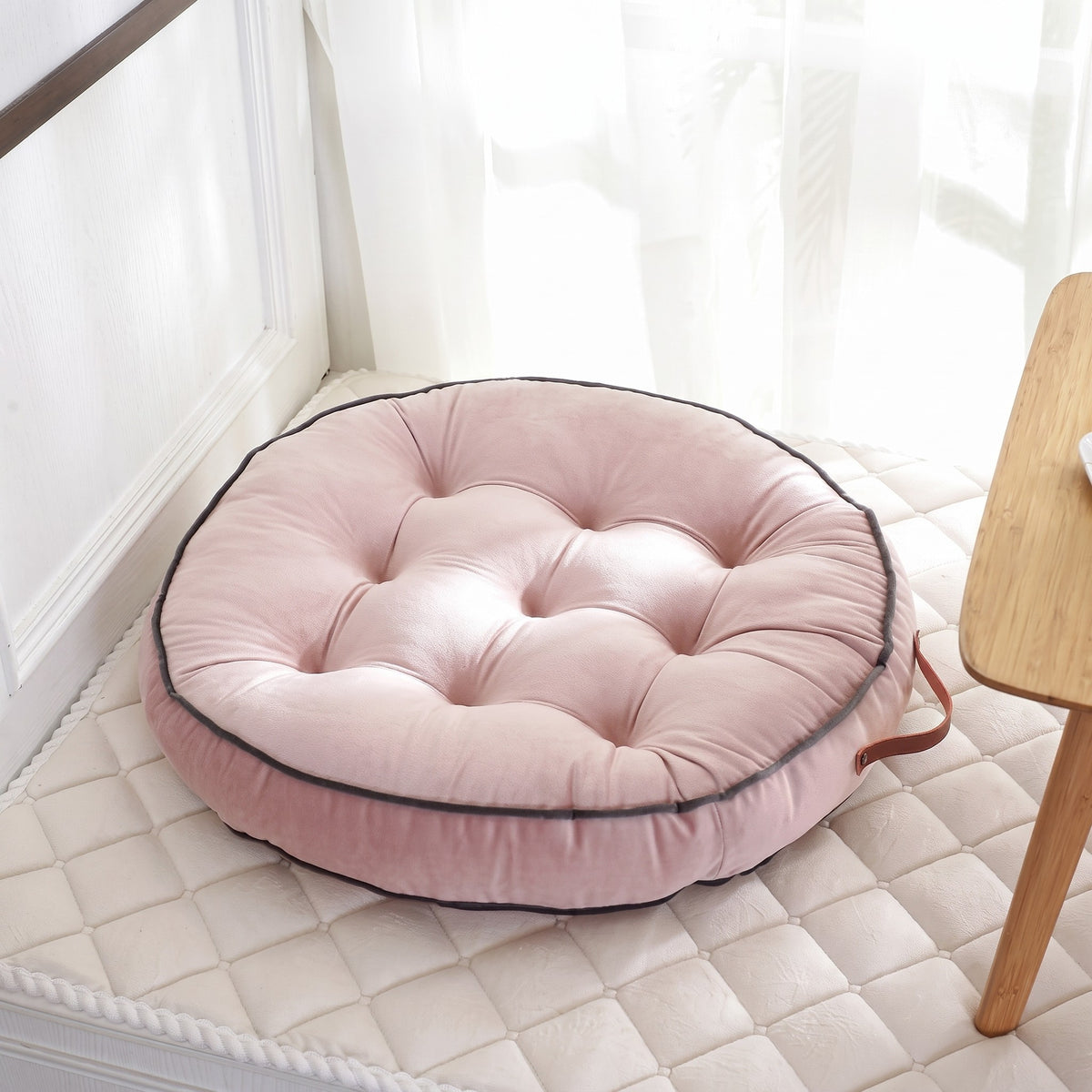 Coussin de sol rond façon tatami coloris rose, vue rapprochée au sol