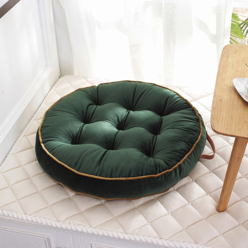 Coussin de sol rond façon tatami coloris vert, vue rapprochée au sol
