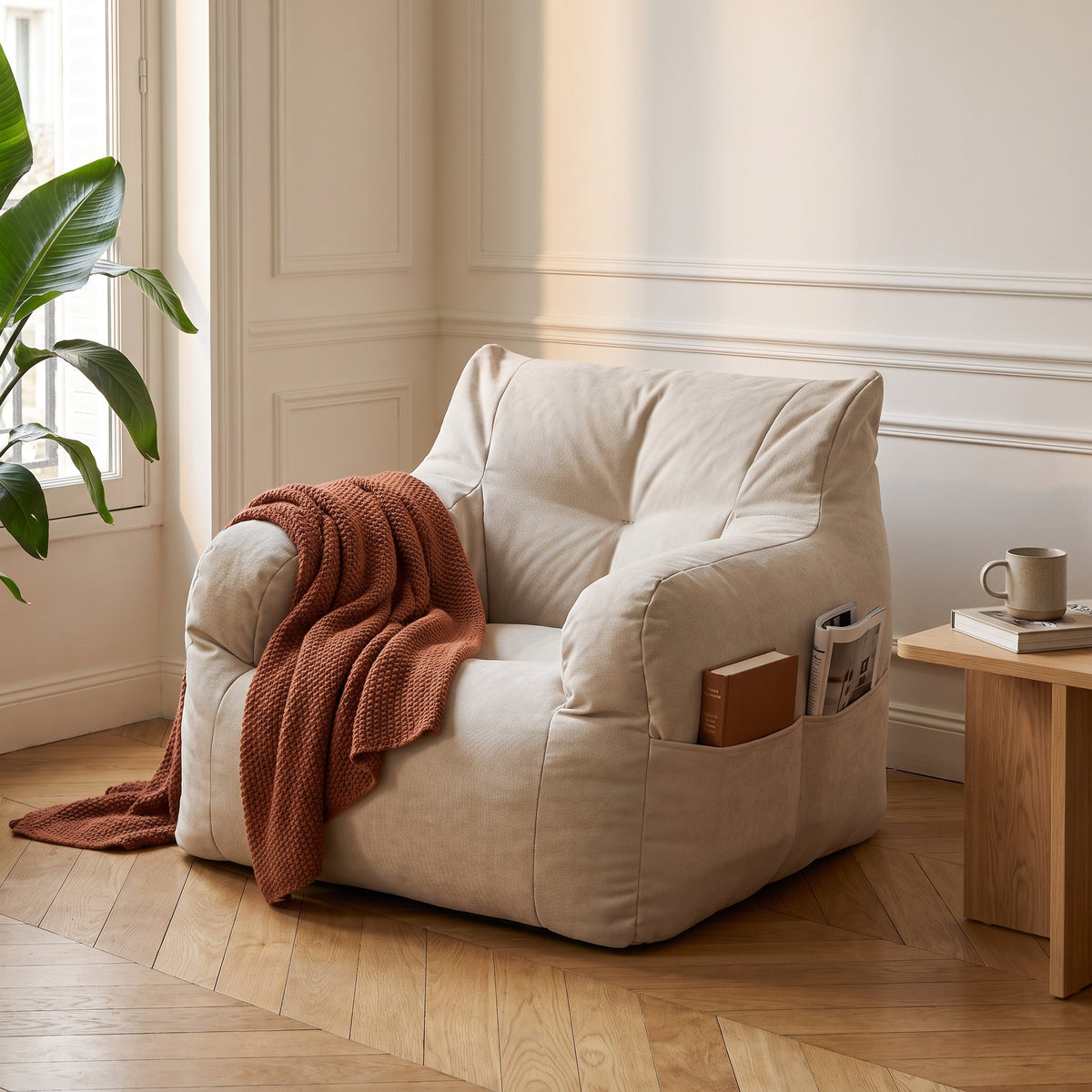 Mini fauteuil a billes, sa poche laterale garnie de livres et d un magazine
