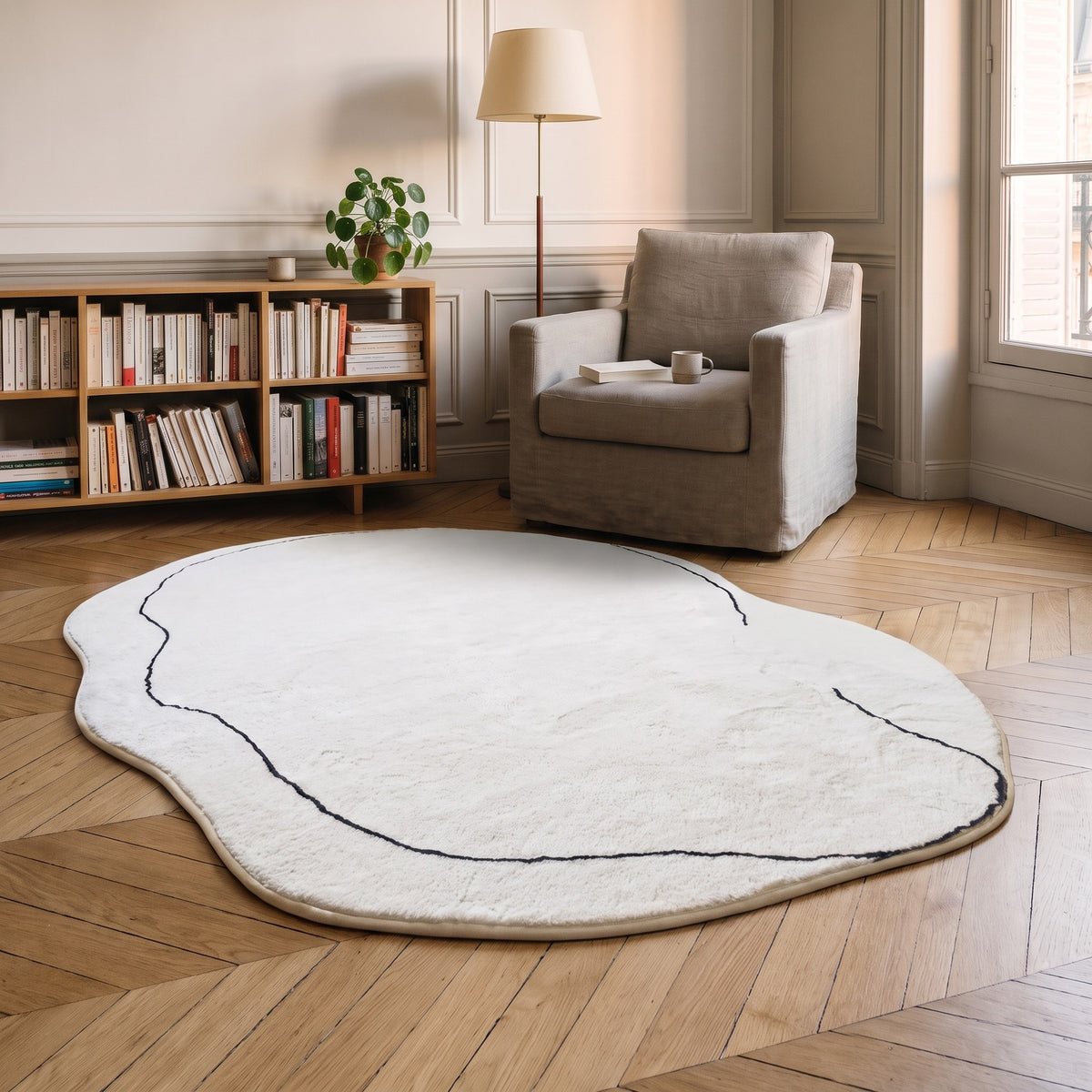 Tapis forme nuage écru dans un coin lecture avec fauteuil