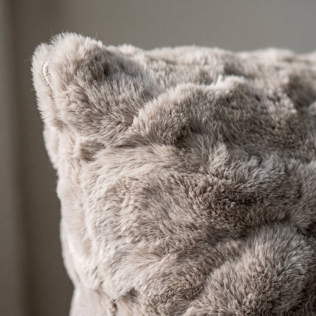 Détail du poil ras et de la couture d'angle du coussin extra doux