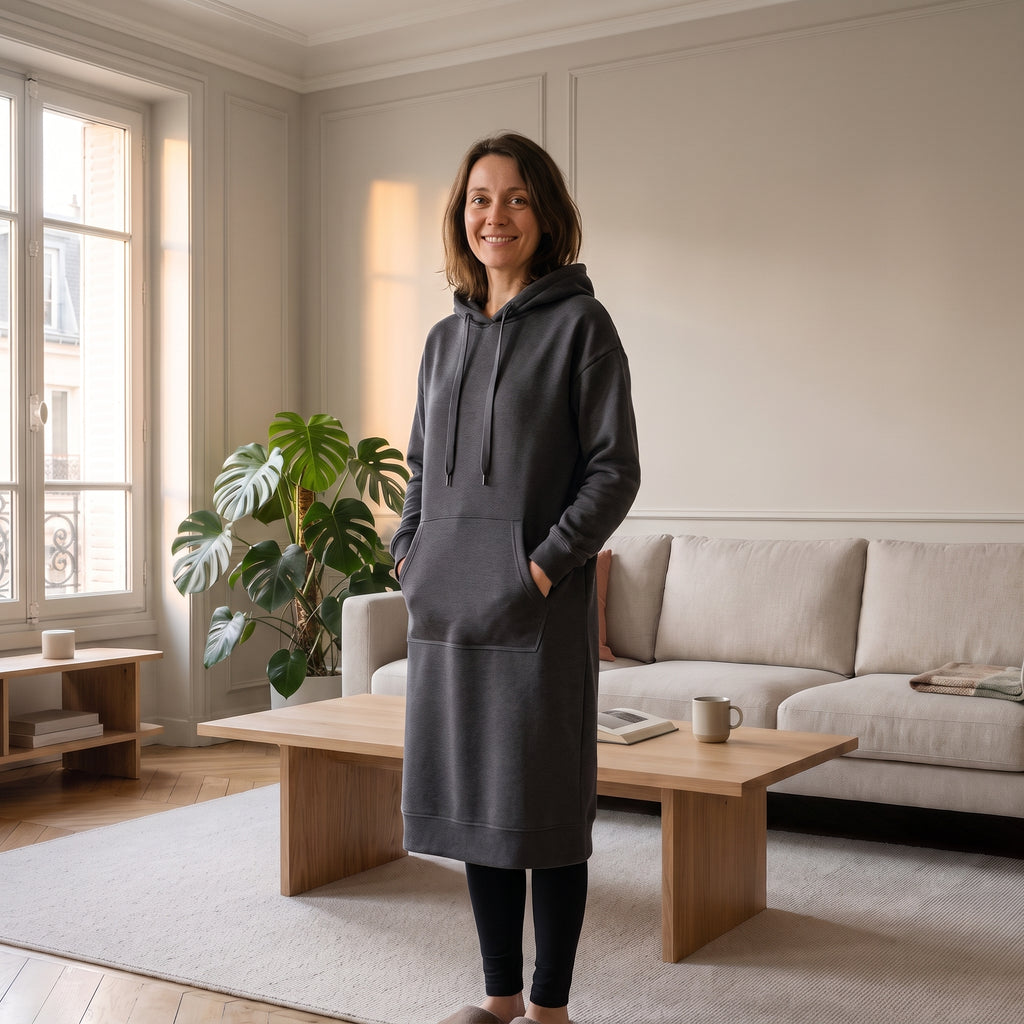 Robe sweat à capuche gris anthracite portée sur un legging noir