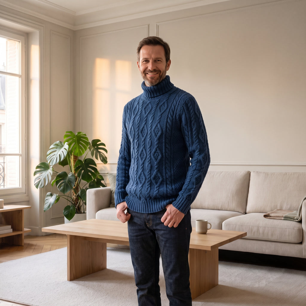 Pull col roulé homme en maille torsadée bleu, porté sur un jean