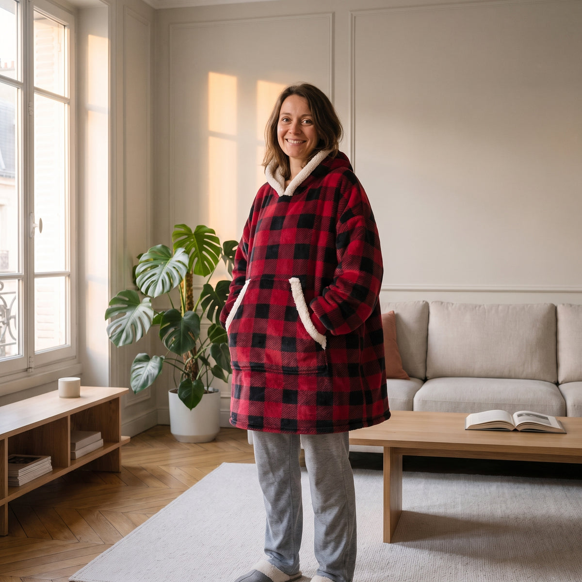 Plaid à manches à capuche en molleton à carreaux rouge et noir porté debout