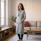 Robe sweat à capuche gris chiné portée sur un legging noir