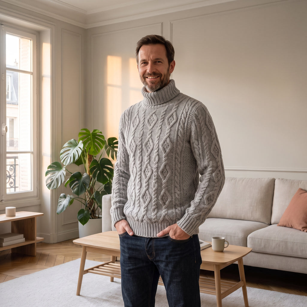 Pull col roulé homme en maille torsadée gris clair, porté sur un jean